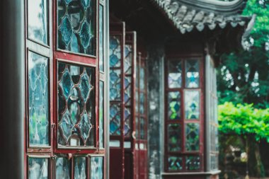 Geleneksel Çin bahçe yapısının yakın plan görüntüsü. Karmaşık kafes pencereleri ve ahşap çerçeve..