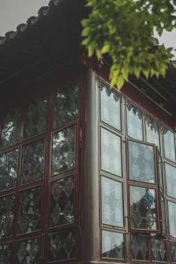 Geometrik cam desenli geleneksel Çin ahşap penceresine yakın çekim.