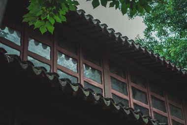 Geleneksel bir Çin çatısının alçak açılı bir görüntüsü..