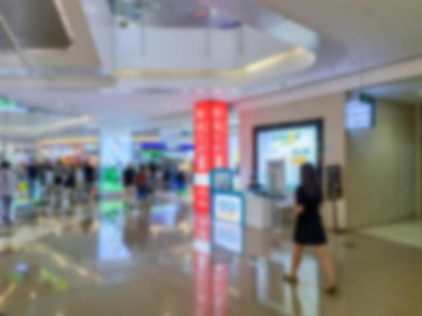 Çin, Senzhen 'de bulunan, insanların ve perakende vitrinlerin bulunduğu bir alışveriş merkezinin bulanık görüntüsü.