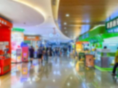 Shenzhen, Çin 'deki işlek bir alışveriş merkezinin bulanık görüntüsü.