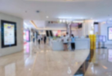 Alış veriş merkezinin içi bulanık. Etrafta insanlar var..