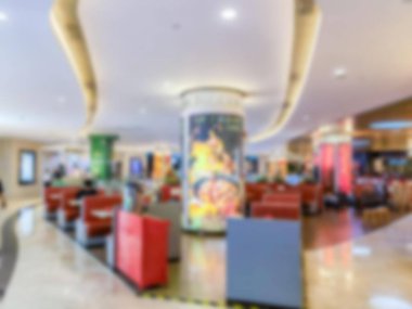 Shenzhen, Çin 'deki bir alışveriş merkezinin bulanık görüntüsü, merkezi bir sütun, kabinler ve kıvrımlı bir tavan..