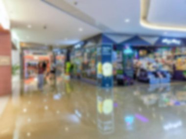 İnsanların yürüdüğü bir alışveriş merkezinin bulanık görüntüsü.
