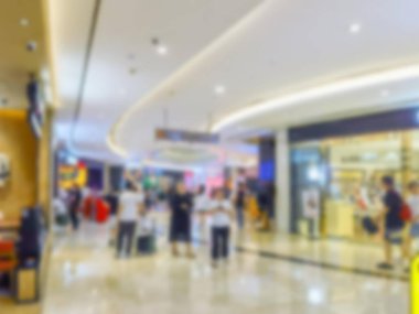 Shenzhen, Çin 'deki alışveriş merkezinin bulanık görüntüsü, müşteriler ve mağazalar görünür..