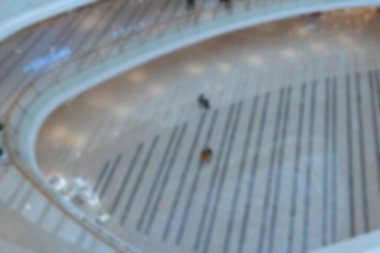 Shenzhen, Çin 'deki bir alışveriş merkezinin bulanık görüntüsü. Görüntü yüksek bir açıdan, çizgili gölgeleri olan eğimli bir zemine bakıyor..