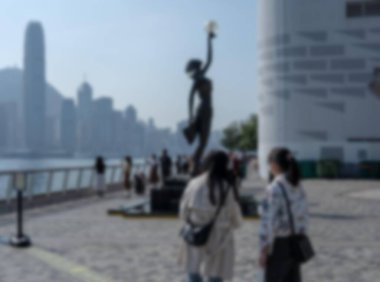 Arka planda Victoria Limanı manzaralı Hong Kong, Çin 'deki turistlerin bulanık görüntüsü.