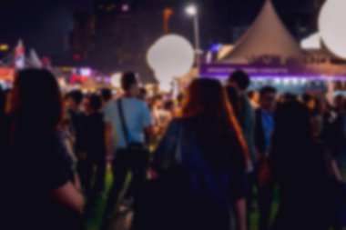 Geceleyin Hong Kong, Çin 'de bir kalabalığın bulanık bir görüntüsü..