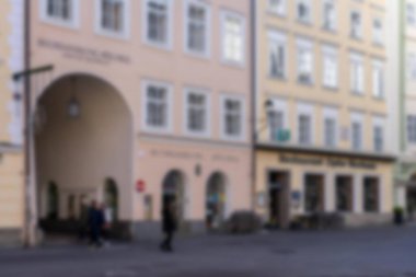 Avusturya, Salzburg 'da binaları ve ön planda kemerli bir geçidi olan bir caddenin bulanık görüntüsü..