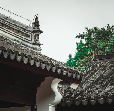 Karmaşık detaylarla geleneksel Çin çatı çizgisi, karoların kıvrımlı kenarlarını gösteriyor.