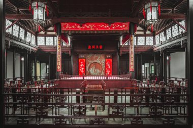 Suzhou, Çin - 12 Haziran 2024: Sahnesi ve oturma yeri olan geleneksel bir Çin tiyatrosu.