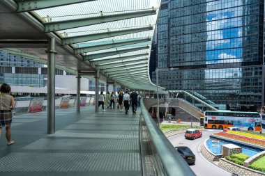 Hong Kong, Çin - 3 Temmuz 2024: Metal bir tepe örtüsü ve aşağıdaki işlek şehir caddesi manzaralı Hong Kong yaya geçidi.