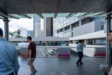 Hong Kong, Çin - 3 Temmuz 2024: Cam çatılı bir yaya köprüsü Çin 'in merkez bölgesinde binaları birbirine bağlıyor.