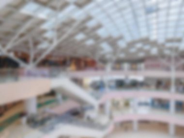 Çin 'in Hangzhou kentindeki bir alışveriş merkezinin modern mimari ve aydınlatmaya odaklanmış bulanık bir görüntüsü..