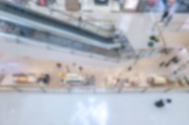 Hangzhou, Çin 'deki bir alışveriş merkezinin üstünde yürüyen bir yürüyen merdiven ve etrafta dolaşan birkaç kişi..