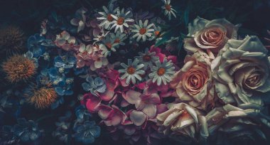 Çeşitli renklerde suni çiçek buketinin klasik bir görüntüsü..