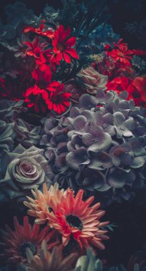 Bir buket suni çiçeğin klasik tarzı yakın plan çekimi..