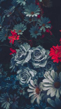 Mavi ve kırmızı suni çiçeklerin yakın görüntüsü.