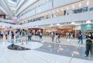 Hong Kong, Çin, 08 Ekim 2024: İnsanların bakındığı ve alışveriş yaptığı modern bir alışveriş merkezi.