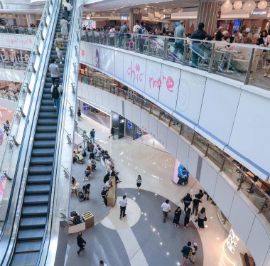 Hong Kong, Çin, 08 Ekim 2024: Hong Kong, Çin 'deki bir alışveriş merkezinin tepeden tırnağa manzarası, bir yürüyen merdiven ve çeşitli müşterilerden oluşan bir kalabalık.