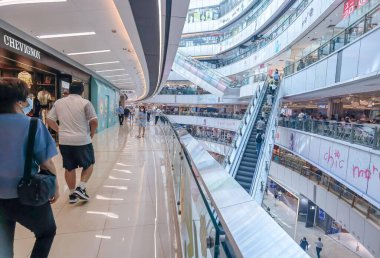 Hong Kong, Çin, Ekim 08, 2024: Yürüyen merdivenleri, alışveriş merkezleri ve yemek katı olan modern bir alışveriş merkezi.