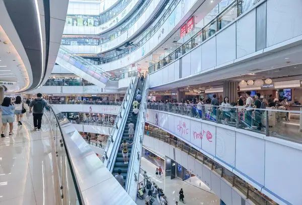 Hong Kong, Çin, 08 Ekim 2024: Hong Kong 'da yürüyen merdivenleri, alışveriş merkezleri ve bir yemek salonu olan modern bir alışveriş merkezi.