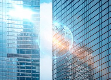 Üzerinde dijital küre olan mavi camdan bir gökdelen..