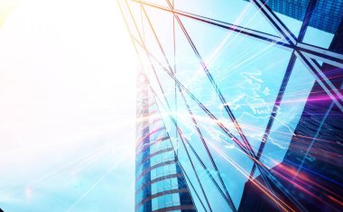 Bir haritanın bulanık çizgisi ve pencerelerinde ışık çizgileri olan cam bir bina..