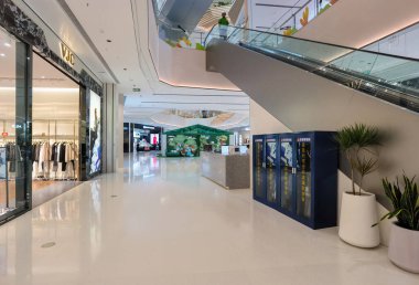Shenzhen, Çin - 25 Ekim 2024: Shenzhen, Çin 'de modern bir alışveriş merkezinin koridoru.