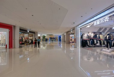 Shenzhen, Çin - 25 Ekim 2024: Shenzhen, Çin 'de modern, aydınlık bir alışveriş merkezi koridoru.