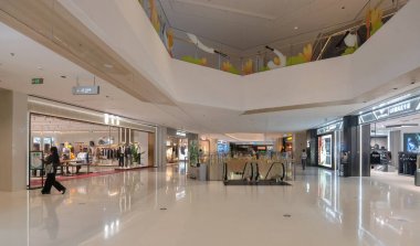 Shenzhen, Çin - 25 Ekim 2024: Shenzhen, Çin 'de modern, minimal bir alışveriş merkezi.