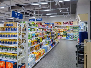 Shenzhen, Çin - 25 Ekim 2024: Shenzhen, Çin 'de çeşitli ev temizlik ürünleri ve mallarla dolu bir süpermarket koridoru.