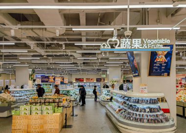 Shenzhen, Çin - 25 Ekim 2024: Shenzhen, Çin 'de hareketli bir süpermarket, çok çeşitli ürünler ve taze bakkaliyeler sergiliyor..