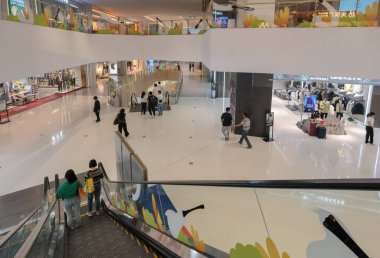 Shenzhen, Çin - 25 Ekim 2024: Shenzhen, Çin 'de büyük, modern bir alışveriş merkezi manzarası.