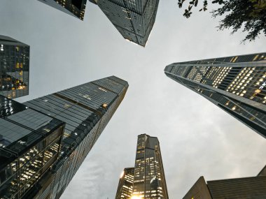 Shenzhen, Çin - 12 Şubat 2025: Düşük açılı çekim modern gökdelenleri Shenzhen, Çin 'de gökdelenleri yakalayarak gökyüzüne ulaştı. Kalabalık bir metropolde etkileyici bir mimari ile şehir manzarası.