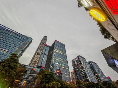 ShenZhen, Çin - 12 Şubat 2025: ShenZhen, Çin şehir manzarası bulutlu gökdelenler altında modern gökdelenler. Düşük açı perspektifi, bu kentsel çevredeki yüksek binaları vurgular..