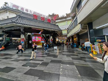ShenZhen, Çin - 05 Mart 2025: Dong Men Pedestrian Caddesi 'nde canlı bir sahne, alışveriş ve lezzetli yiyecekler için popüler bir yer..