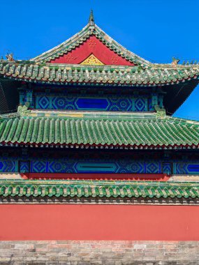 Pekin, Çin - 14 Eylül 2025: Cennetin ikonik tapınağı canlı yeşil kiremitli çatıları ve açık mavi gökyüzü altında kırmızı duvarları sergiliyor..
