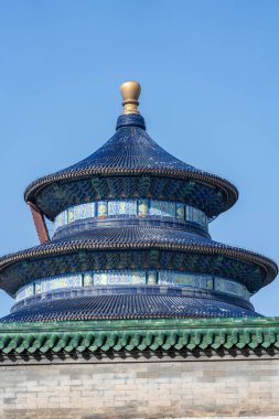 Pekin, Çin - 14 Eylül 2025: Cennetin görkemli tapınağının ikonik mavi kiremitli çatısı ve açık gökyüzüne karşı altın finali, antik Çin mimarisini gözler önüne seriyor.
