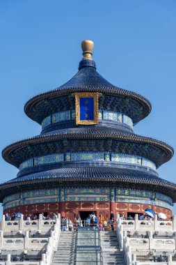 Pekin, Çin - 14 Eylül 2025: Eski bir Çin mimari harikası olan görkemli Cennet Tapınağı, açık bir gökyüzünün altında ikonik mavi kiremitli çatısı ile dimdik ayakta duruyor..