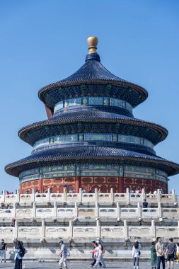 Pekin, Çin - 14 Eylül 2025: Eski bir Çin mimari şaheseri olan görkemli Cennet Tapınağı, ziyaretçiler tarafından çevrelenmiş, berrak bir gökyüzünün altında gururla duruyor..