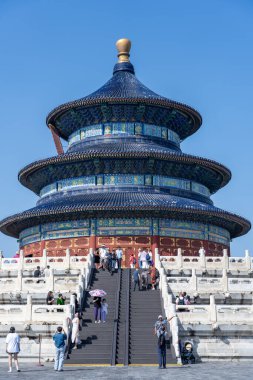 Pekin, Çin - 14 Eylül 2025: Gökyüzüne karşı ikonik mavi katlı çatısı ile Görkemli Cennet Tapınağı binası, görkemine hayran ziyaretçilerle dolup taşıyor.