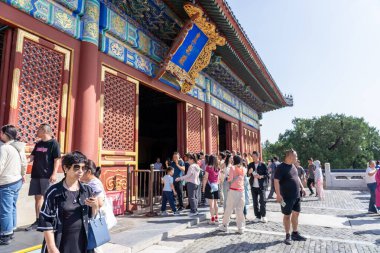 Pekin, Çin - 14 Eylül 2025: Ziyaretçiler tarihi Cennet Tapınağı kompleksinin saygı duyulan bir parçası olan geleneksel Çin imparatorluk binasında toplandılar..