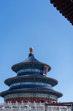 Pekin, Çin - 14 Eylül 2025: Cennetin görkemli tapınağı, çok katmanlı, mavi çatılı ve altın rengi finali olan, berrak, parlak bir gökyüzü altında yükselir..