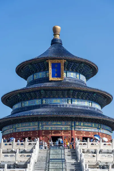 Pekin, Çin - 14 Eylül 2025: Eski bir Çin mimari harikası olan görkemli Cennet Tapınağı, açık bir gökyüzünün altında ikonik mavi kiremitli çatısı ile dimdik ayakta duruyor..