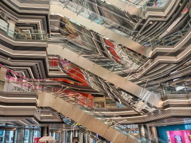 Pekin, Çin - 15 Eylül 2025: Pekin Wangfujing Neşe Alışveriş Merkezi 'nin canlı çok katlı iç mekanı, sayısız çapraz yürüyen merdiven ve modern mimariye sahip.