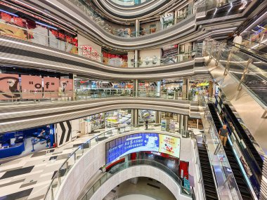 Pekin, Çin - 15 Eylül 2025: Pekin 'in içinde Wangfujing Neşe Alışveriş Merkezi, hareketli yürüyen merdivenler ve çeşitli perakende seviyeleriyle modern, çok katlı mimarisini sergiliyor.