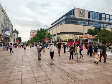 Pekin, Çin - 15 Eylül 2025: Pekin 'deki Wangfujing Caddesi: kalabalık bir yaya alanı, modern binalar ve canlı bir şehir alışveriş bölgesi atmosferi.