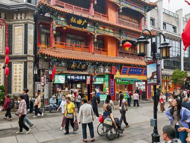 Pekin, Çin - 15 Eylül 2025: Pekin 'in hareketli Qianmen Caddesi' ni keşfetmek, geleneksel Çin mimarisi, canlı dükkanlar ve çeşitli kalabalıkların sergilendiği hareketli bir yaya alanı.