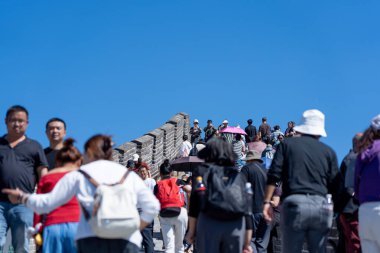 Pekin, Çin - 18 Eylül 2025: Bu ikonik küresel miras alanını keşfetmek için Pekin yakınlarındaki eski Çin Seddi 'ne yükselen ziyaretçi kalabalığı.